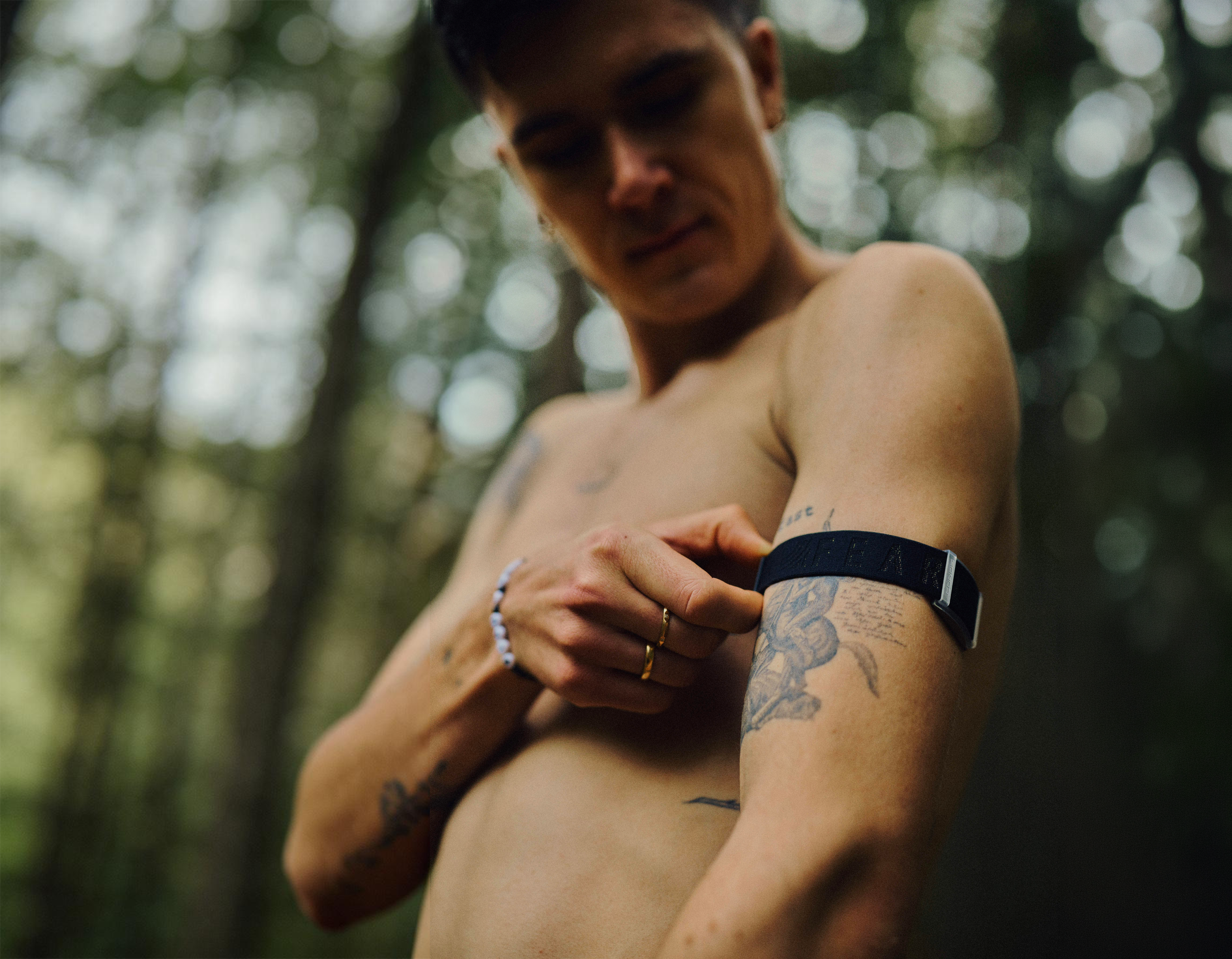 Jakob Ingebrigtsen putting on a COROS Heart Rate monitor in black on his upper arm